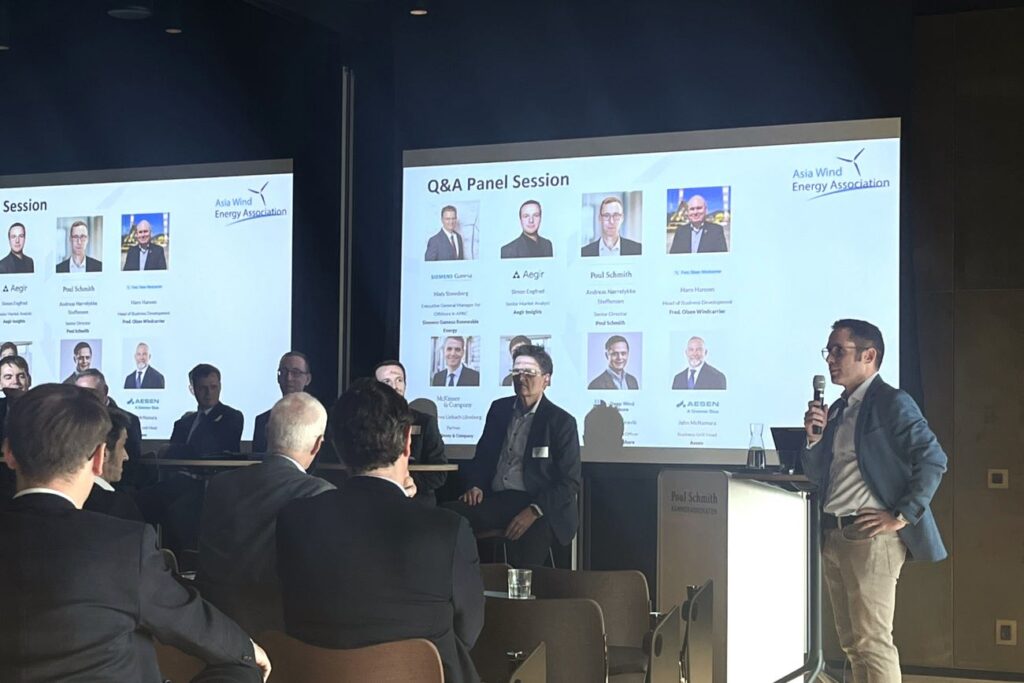 Matthew Delany moderating the panel discussion at the APAC Breakfast Seminar during WindEurope Copenhagen.