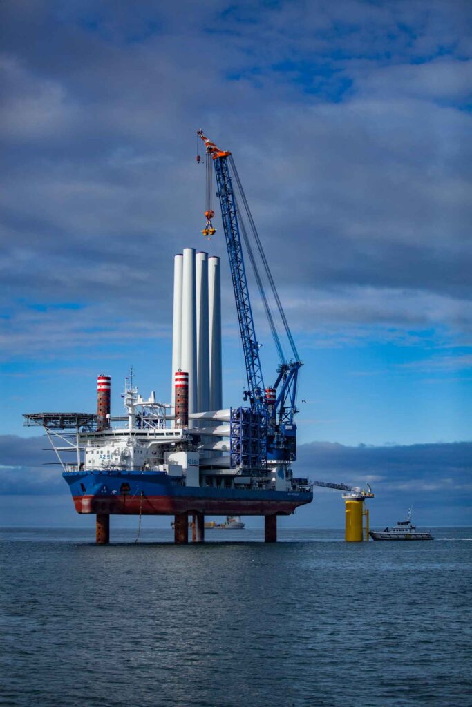 Construction_Blades-on-Jack-up-Vessel_Orsted